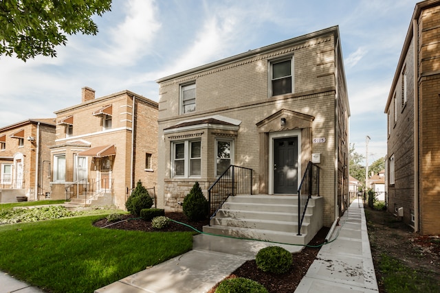 view of front of home featuring a front yard