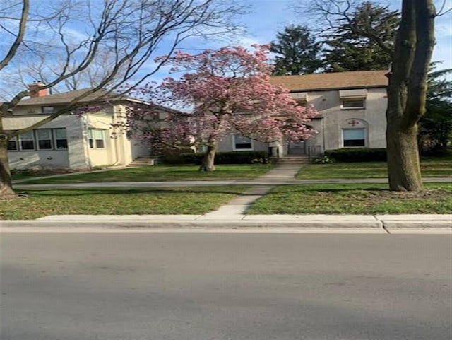 view of front of property featuring a front yard