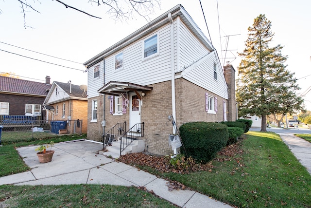 view of front facade featuring a front yard