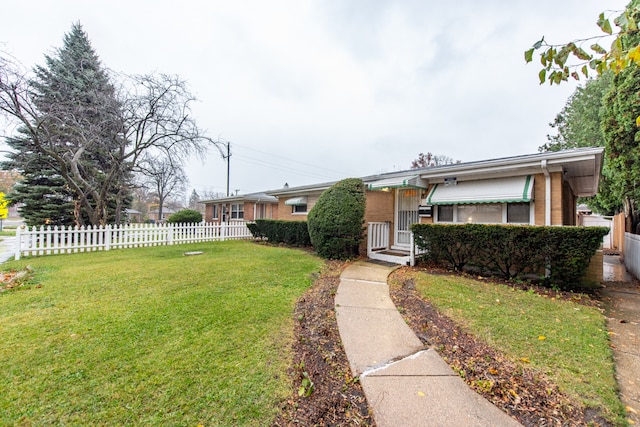 single story home featuring a front lawn