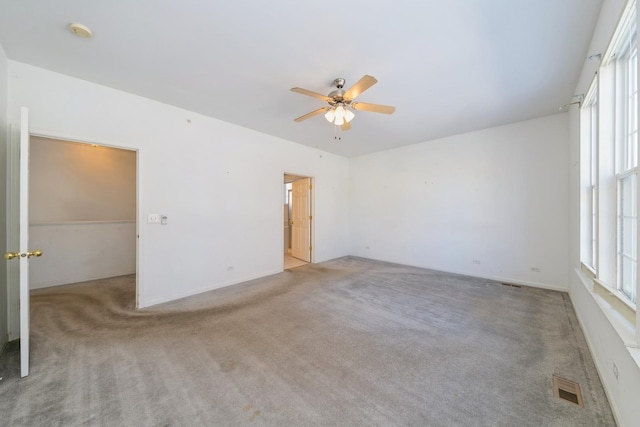 unfurnished room with light carpet and ceiling fan