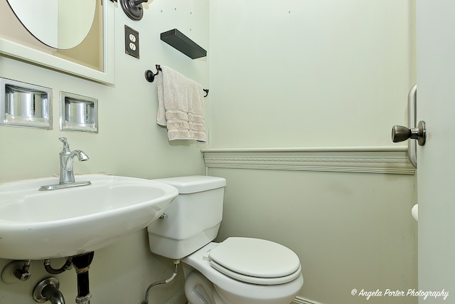 bathroom featuring sink and toilet