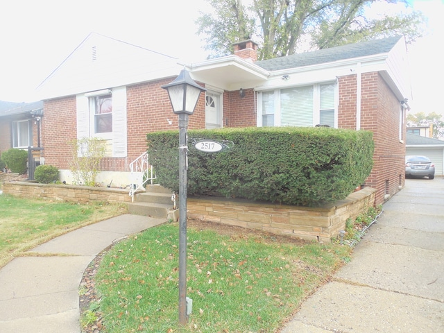 view of front facade featuring a front lawn