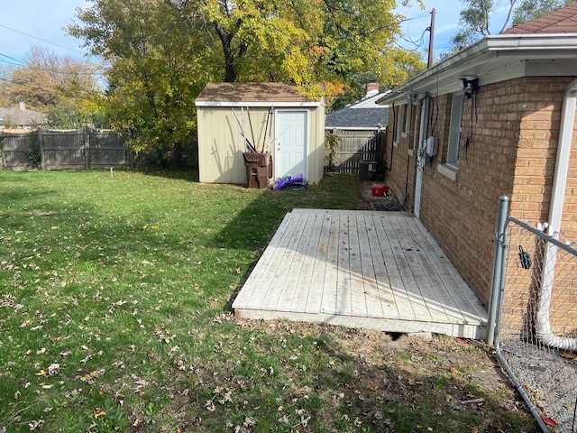 view of yard featuring a storage shed