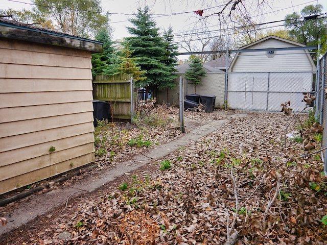 view of yard with an outdoor structure