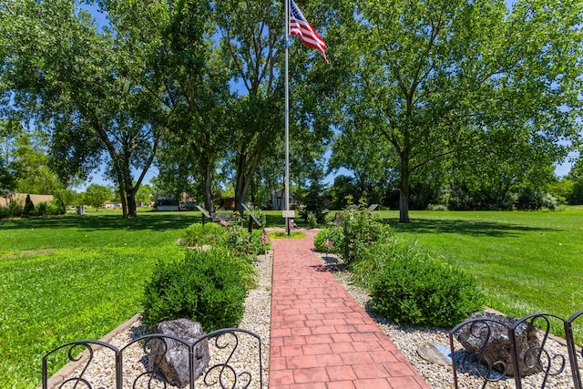 view of property's community featuring a lawn