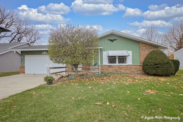 view of front of house featuring a front lawn and a garage