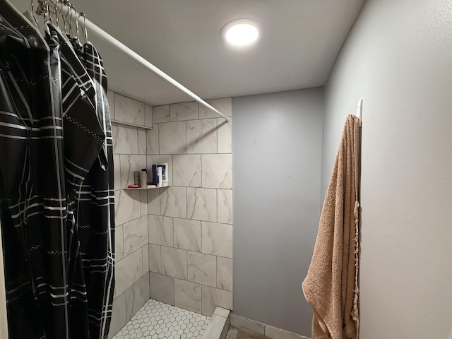 bathroom featuring a shower with shower curtain