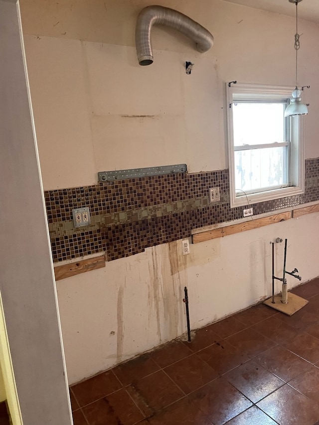 kitchen featuring pendant lighting