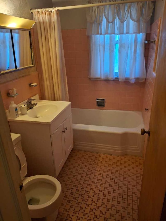 full bathroom featuring shower / tub combo with curtain, vanity, and toilet