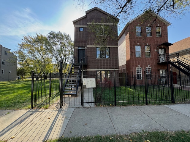 view of front of property featuring a front lawn