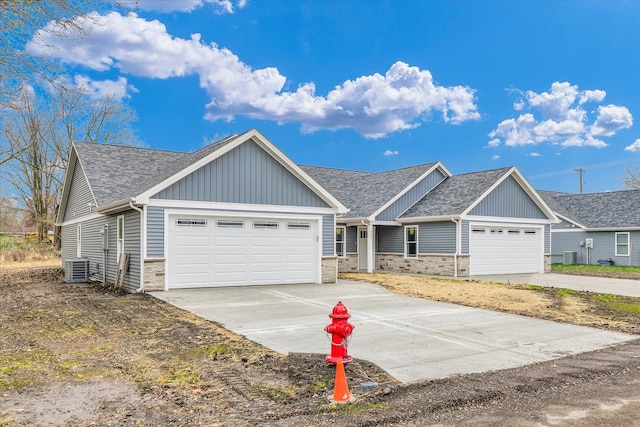 craftsman house featuring a garage