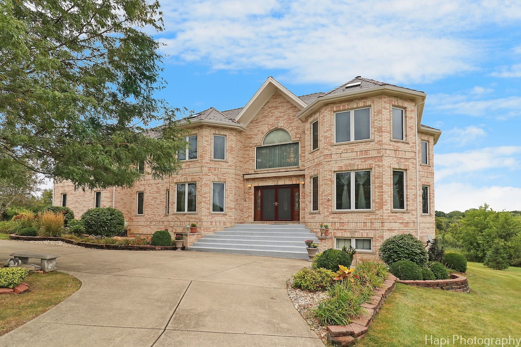 view of front of house with a front lawn