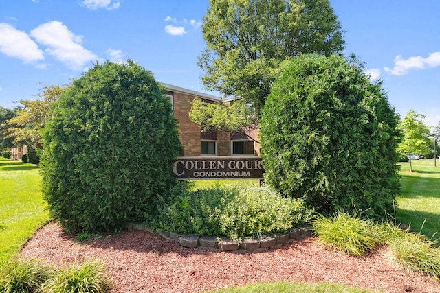 community sign featuring a yard