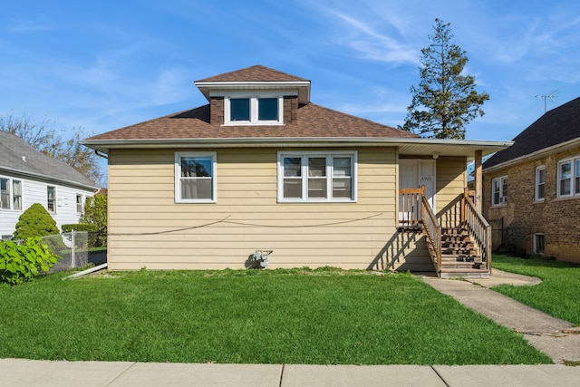 bungalow featuring a front lawn