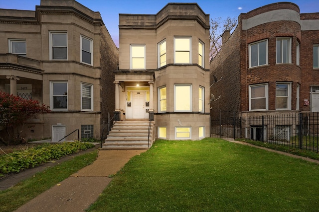 view of front of home featuring a lawn