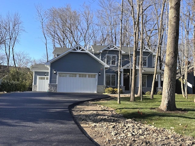 craftsman house featuring a front lawn and a garage