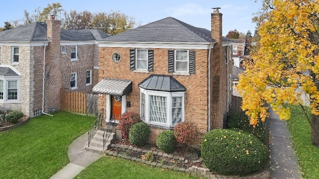 view of front of home featuring a front yard