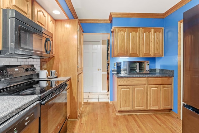 kitchen with black appliances, backsplash, crown molding, and light hardwood / wood-style flooring