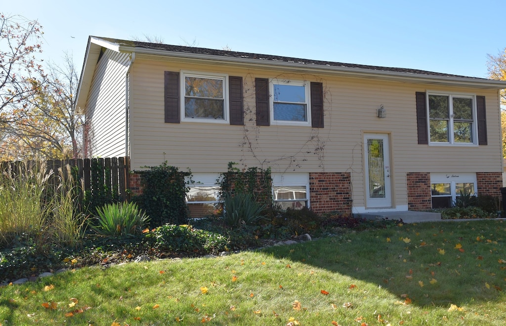 split foyer home featuring a front yard