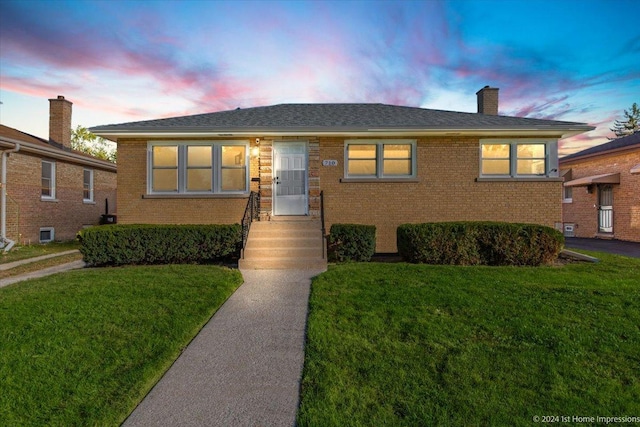 view of front of property featuring a yard