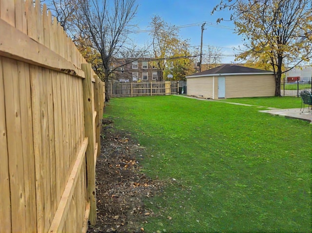 view of yard with an outbuilding