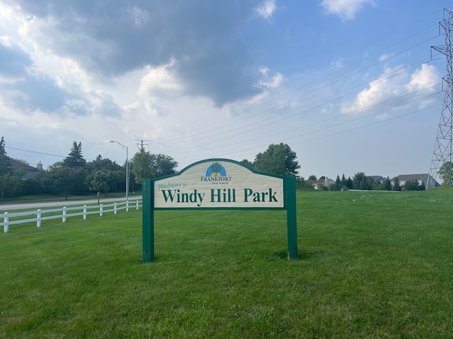 community sign with a yard