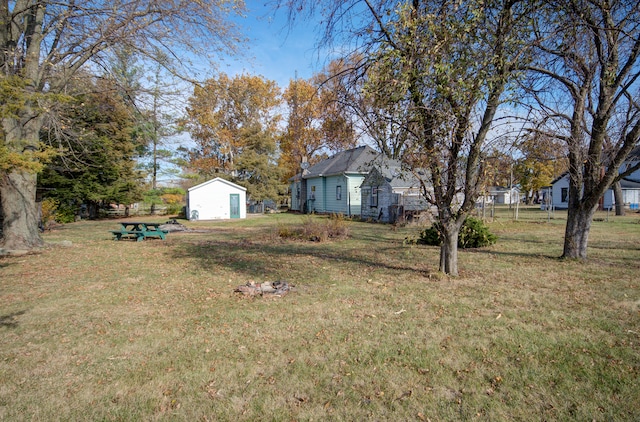 view of yard featuring an outbuilding and a garage