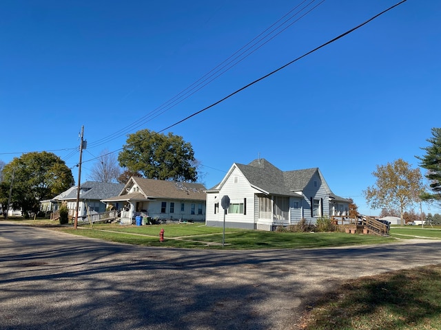 view of front of property featuring a front yard