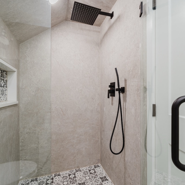 bathroom featuring tiled shower