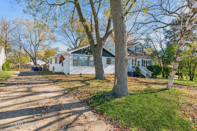 view of front of house with a front yard