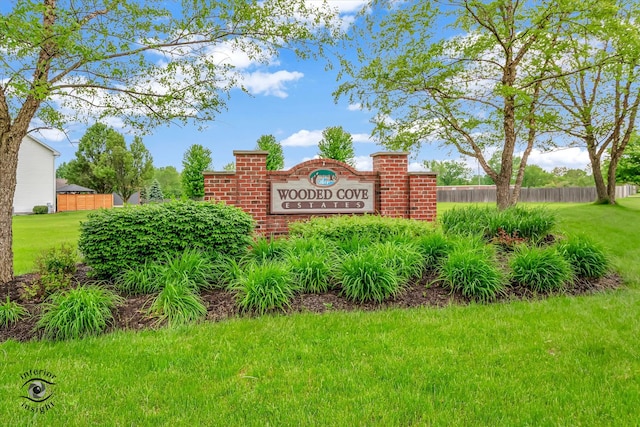 community / neighborhood sign featuring a lawn