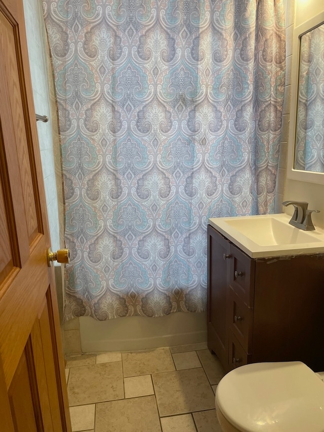 full bathroom featuring shower / tub combo with curtain, vanity, and toilet