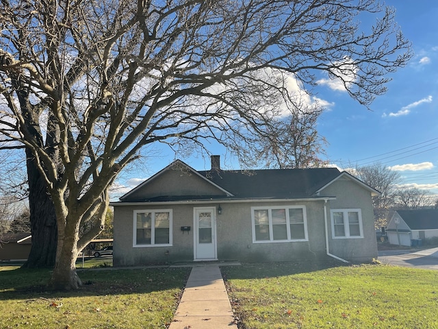 view of front of house featuring a front lawn