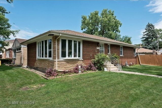 ranch-style home with a front yard