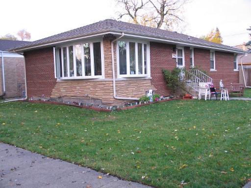 view of side of property featuring a lawn