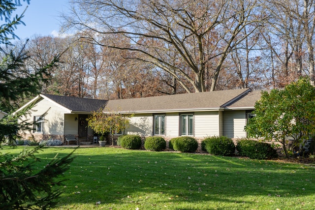 single story home with a front lawn