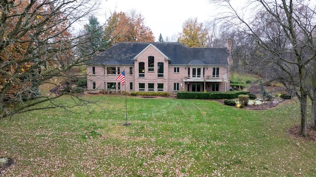 view of front of property featuring a front yard