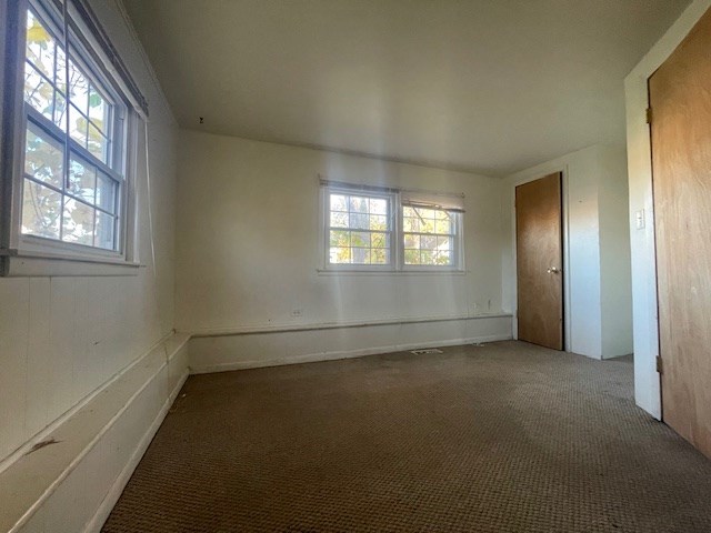 unfurnished room with carpet flooring