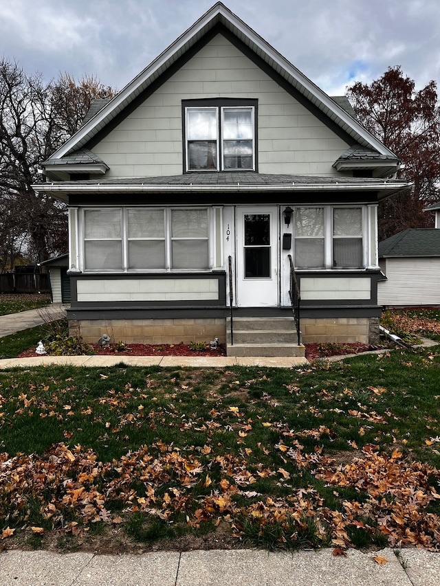 view of front of home featuring a front lawn