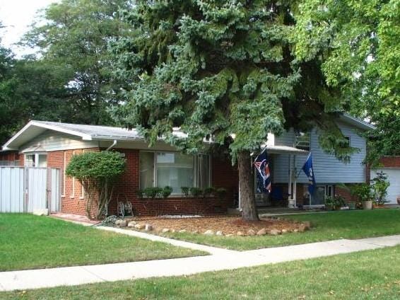 view of front of home with a front lawn