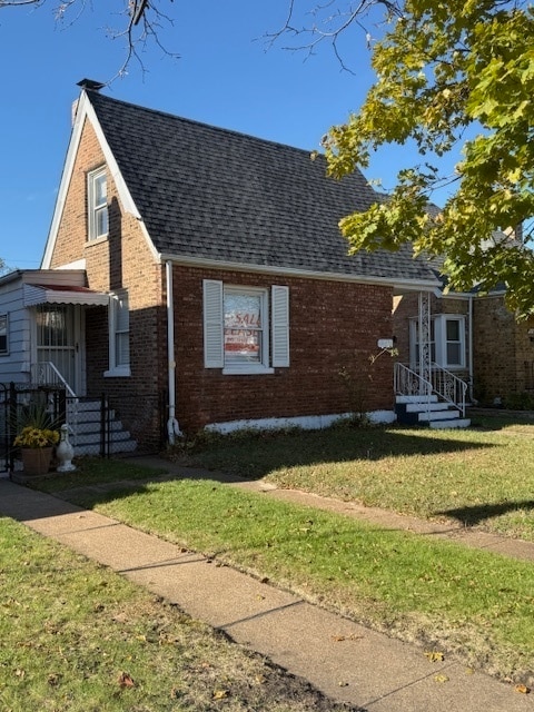 view of front facade featuring a front yard