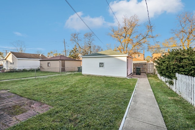 view of yard featuring an outdoor structure