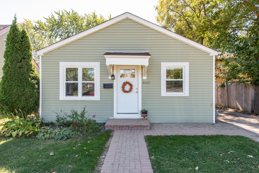 bungalow featuring a front lawn