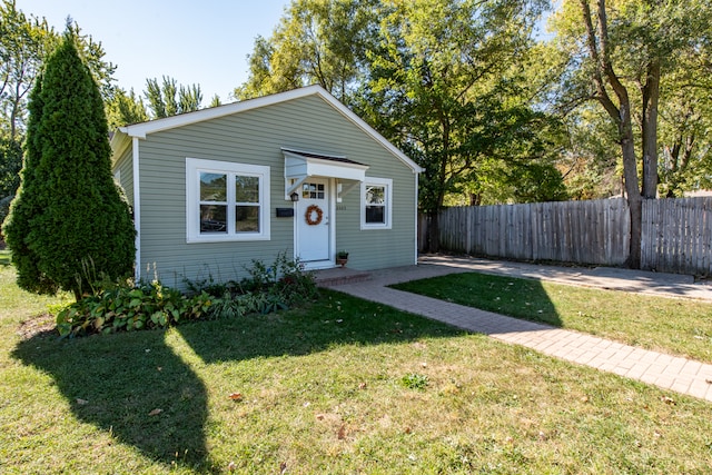 view of front of house featuring a front lawn