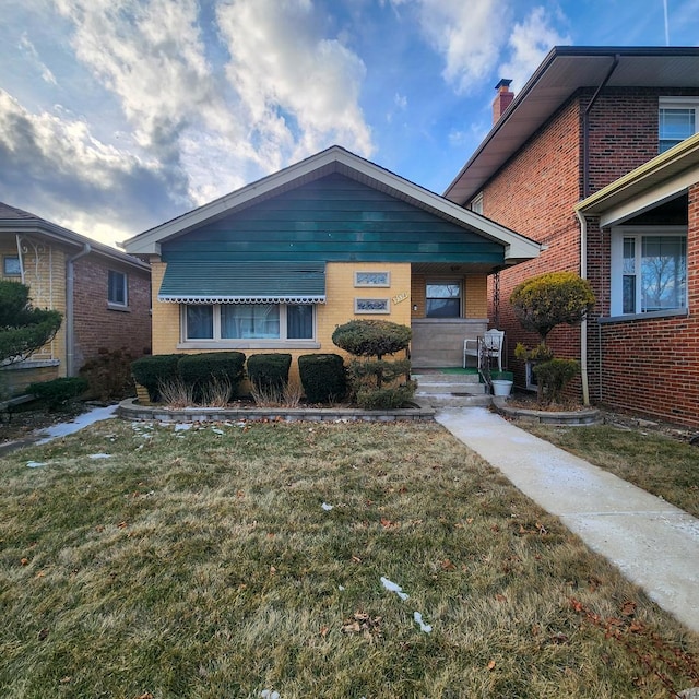 view of front of property featuring a front lawn and a porch