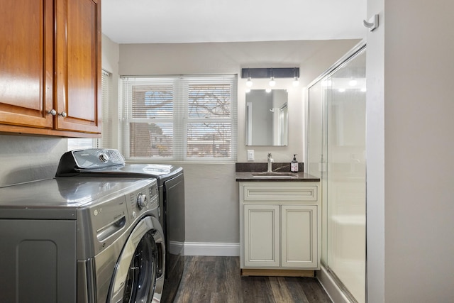 laundry room with cabinets, sink, dark wood-type flooring, and independent washer and dryer