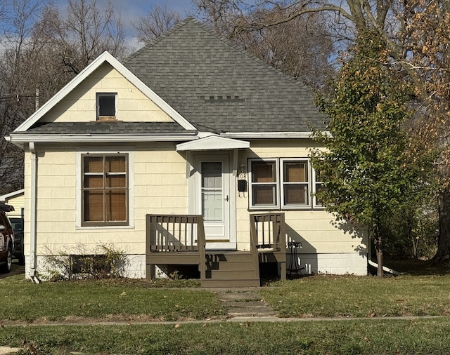 bungalow-style house featuring a front lawn