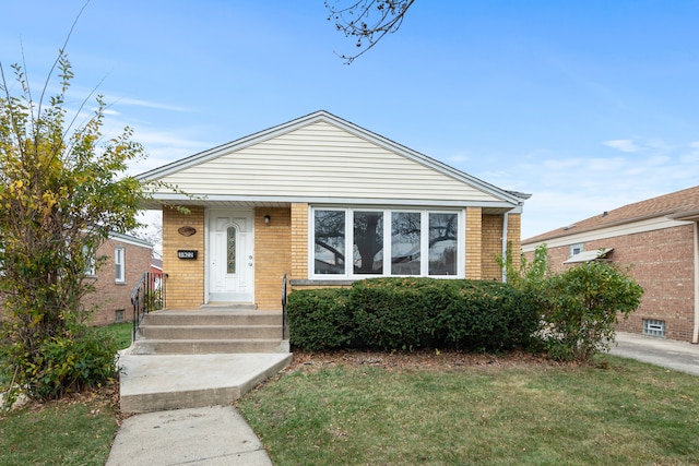 bungalow-style home featuring a front lawn