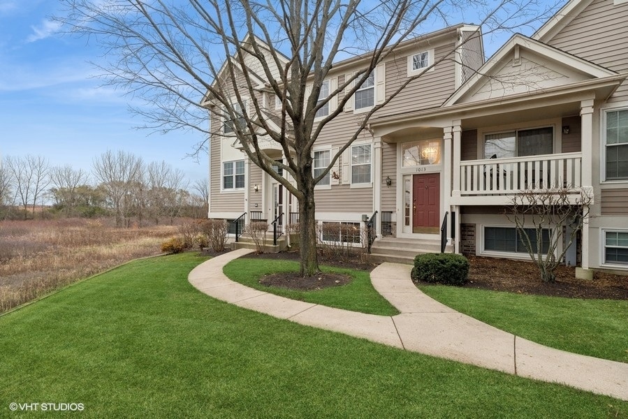 view of front facade featuring a front lawn